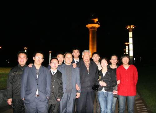 巡回报告团的成员在日照灯塔广场合影(左边第2个）