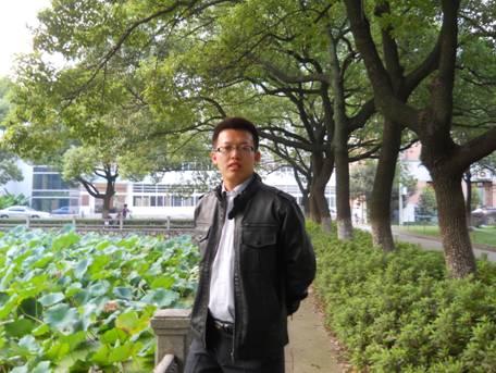 2009年4月16日，在南京邮电大学的校园中留念