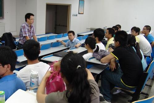 2011年7月李建元在青岛科技大学为参赛学生辅导